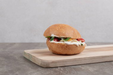 Tahta tahtada kızarmış yumurtalı leziz hamburger. Yüksek kalite fotoğraf