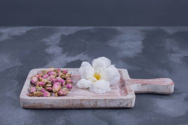 Mavi arka planda beyaz çiçek ve çiçek tohumları. Yüksek kalite fotoğraf