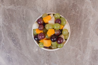 Mermer yüzeyde bir kase karışık meyve. Yüksek kalite fotoğraf