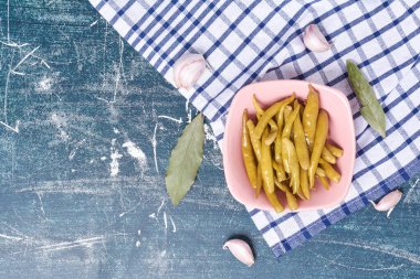 Tabakta acı biber, yaprak, sarımsak ve masa örtüsü. Yüksek kalite fotoğraf