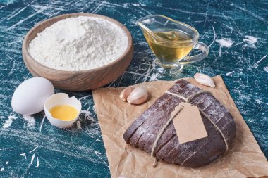 Mavi arka planda malzemeleri olan siyah ekmek. Yüksek kalite fotoğraf