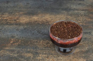 Mermer masada bir bardak çikolatalı tatlı. Yüksek kalite fotoğraf