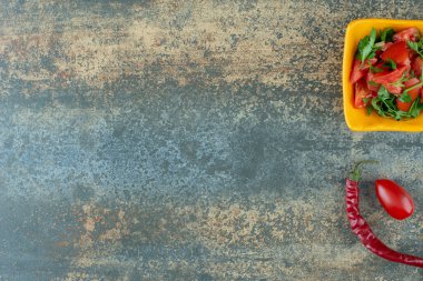 Sarı tabakta, biberli ve mermer kaplama domatesli nefis salata. Yüksek kalite fotoğraf