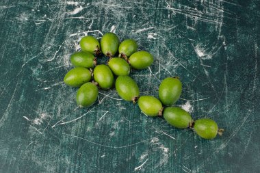 Mermer yüzeyde yeşil feijoa meyveleri. Yüksek kalite fotoğraf