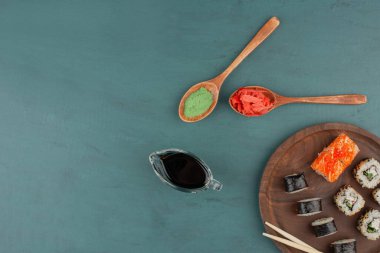 Turşulu zencefil, wasabi ve soya soslu çeşitli suşi rulosu. Yüksek kalite fotoğraf