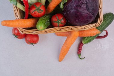 Tahta sepette taze sebze çeşitleri. Yüksek kalite fotoğraf