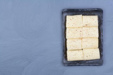 Siyah seramik tabakta gri arkaplanda makarna. Yüksek kalite fotoğraf