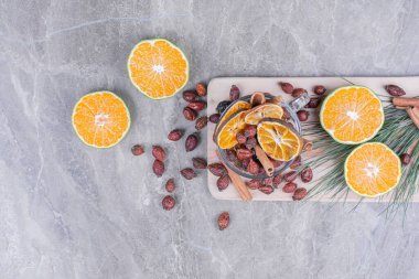 Tahtada taze portakallı kuru kalçalar ve portakal dilimleri. Yüksek kalite fotoğraf