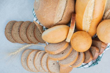 Mermer zemin üzerinde çeşitli ekmek seti. Yüksek kalite fotoğraf