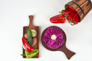 Ahşap bir tabakta mor lahana ve kovadan biber. Yüksek kalite fotoğraf