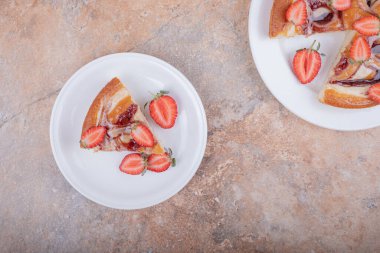 Beyaz tabakta çikolata soslu çilekli turta. Yüksek kalite fotoğraf