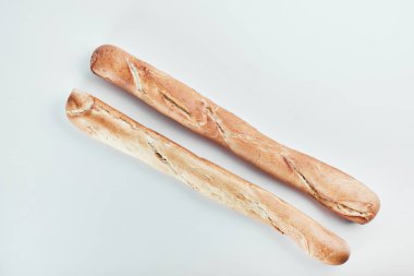 Beyaz arka planda izole edilmiş baget ekmeği. Yüksek kalite fotoğraf