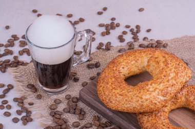 Yanında bir bardak içki ve arap fasulyesi olan simit. Yüksek kalite fotoğraf