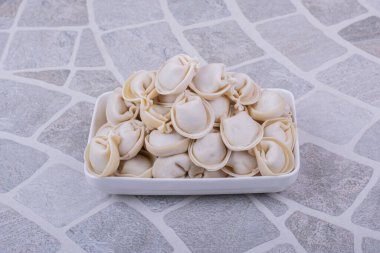 Beyaz bir tabakta beyaz khinkal hamur dolması. Yüksek kalite fotoğraf