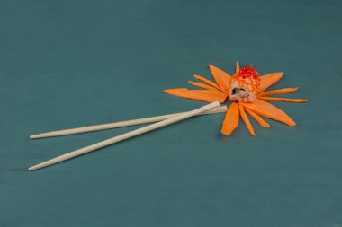 Mavi yüzeyde havuç dilimleri ve çubuklarla Kaliforniya suşisi. Yüksek kalite fotoğraf