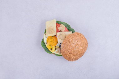 Omletli hamburger, domates, mantar ve beyaz arka planda soğan. Yüksek kalite fotoğraf