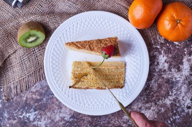 Bıçakla iki dilim pastayı böğürtlenle kesmek. Yüksek kalite fotoğraf