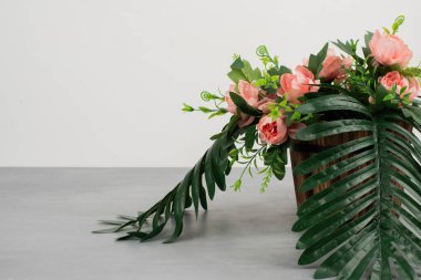 Gri masada güzel bir buket çiçek. Yüksek kalite fotoğraf