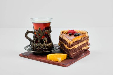 Bir dilim çikolatalı karamelli kek ve bir bardak çay. Yüksek kalite fotoğraf