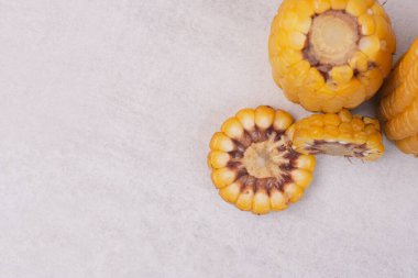 Beyaz arka planda taze nasırlar. Yüksek kalite fotoğraf