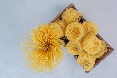 Tahta kaselerde lezzetli çiğ makarna ve vermicelli. 