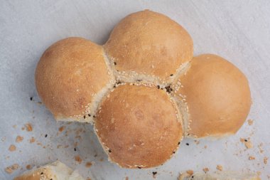 Mermer zemin üzerinde yuvarlak beyaz ekmek. Yüksek kalite fotoğraf