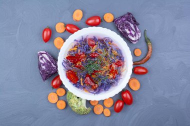 İçinde malzemeler olan sebze salatası ve sos. Yüksek kalite fotoğraf