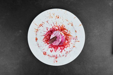 Çilek şurubu ve çikolatalı vanilyalı dondurma. Yüksek kalite fotoğraf