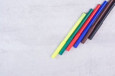 Beyaz arkaplanda renkli kalem seti. Yüksek kalite fotoğraf