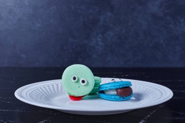 Beyaz tabakta mavi kurabiyeler. Yüksek kalite fotoğraf