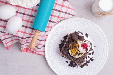 Beyaz arka planda bir dilim kek ve bir kavanoz süt, un ve yumurta. Yüksek kalite fotoğraf