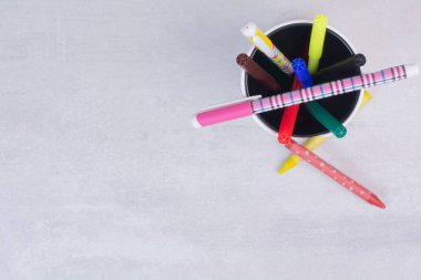 Beyaz arka planda kalem kutusunda renkli kalemler. Yüksek kalite fotoğraf