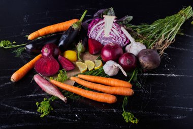 Siyah arka planda sebze bileşimi. Yüksek kalite fotoğraf