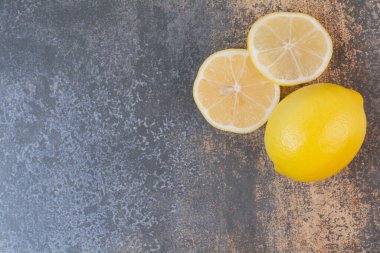 Mermer zemin üzerinde dilimler olan koca bir limon. Yüksek kalite fotoğraf