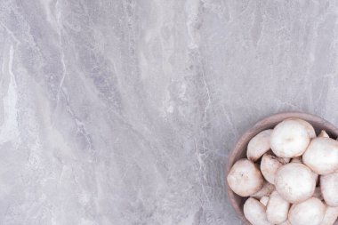 Kırsal ahşap bir fincanda beyaz mantarlar. Yüksek kalite fotoğraf