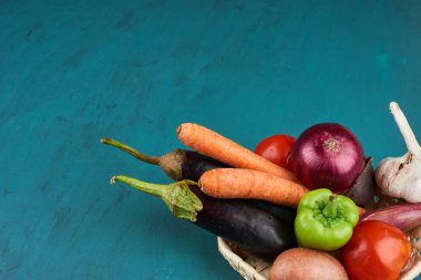 Sebze karışımı beyaz bir sepette. Yüksek kalite fotoğraf