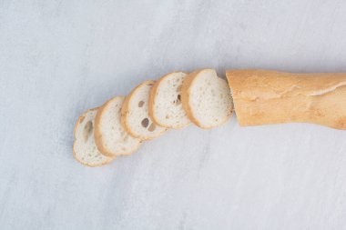 Mermer zemin üzerinde taze beyaz ekmek dilimleri. Yüksek kalite fotoğraf