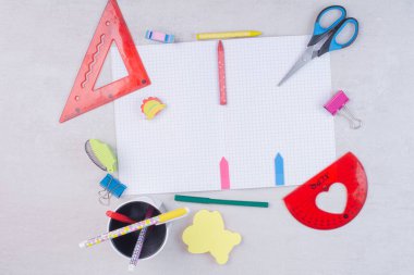 Beyaz arka planda bir sürü okul malzemesi. Yüksek kalite fotoğraf