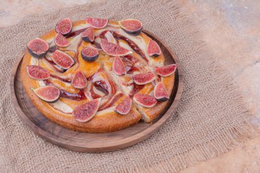 Tahta bir tepside meyveli mor incirli turta. Yüksek kalite fotoğraf