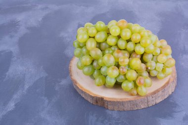 Tahta tabakta bir demet yeşil üzüm. Yüksek kalite fotoğraf