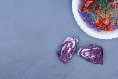 Kıyma ve doğranmış sebzeli mor lahana çorbası. Yüksek kalite fotoğraf