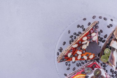 Üçgen şeklinde çikolatalı pasta dilimleri fındıklı ve meyveli bardakta fasulye. Yüksek kalite fotoğraf