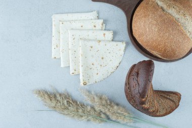 Kayadan arka planda buğdaylı çeşitli ekmek çeşitleri. Yüksek kalite fotoğraf