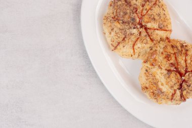 Beyaz arka planda karamel soslu yulaflı kurabiyeler. Yüksek kalite fotoğraf