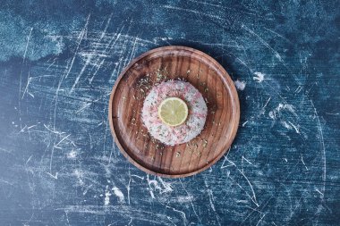 Tahta tabakta limonlu pirinç garnitürü, üst manzara. Yüksek kalite fotoğraf