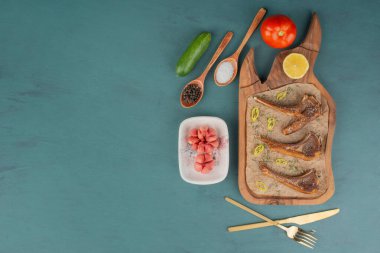 Ahşap tahtada sebzeli ızgara kuzu pirzolası. Yüksek kalite fotoğraf