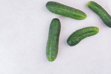 Beyaz arka planda dört taze salatalık. Yüksek kalite fotoğraf