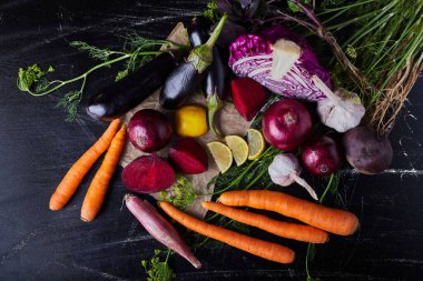 Siyah arka planda sebze bileşimi. Yüksek kalite fotoğraf