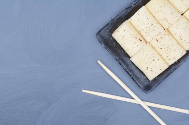 Baharatlı siyah tabakta makarna. Yüksek kalite fotoğraf