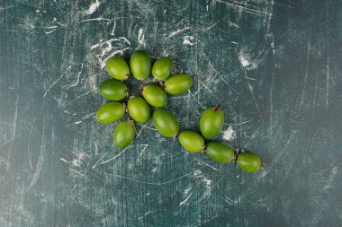 Mermer yüzeyde yeşil feijoa meyveleri. Yüksek kalite fotoğraf